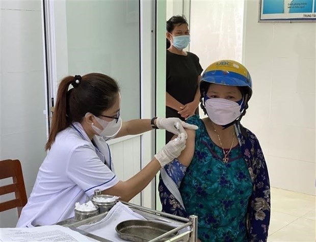 Vietnam logs over 2,000 COVID-19 cases on April 19 hinh anh 1