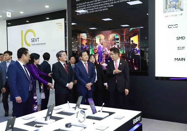 Samsung expected to become talent nurturing centre in Vietnam: Deputy PM hinh anh 1