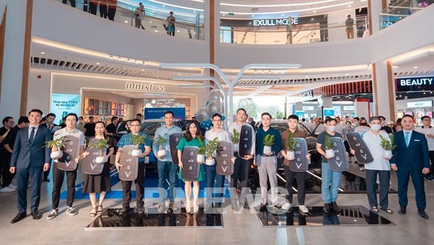 VinFast hands over first VF 5 Plus cars to customers hinh anh 1