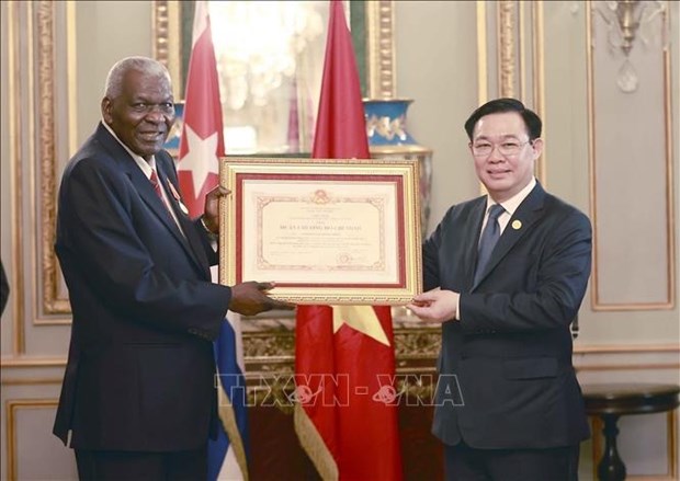 Cuban leaders honoured with Ho Chi Minh Order hinh anh 1