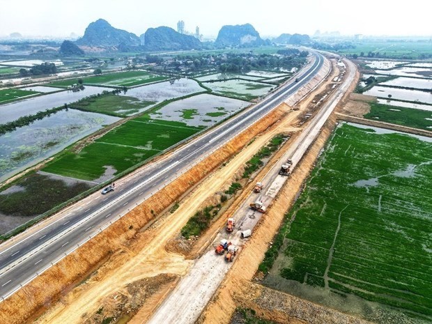 Contractors race to complete three North-South expressway sub-projects hinh anh 1