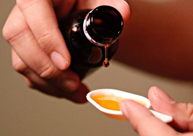 Ministry warns about 14 cough syrups after death of children in many countries hinh anh 1