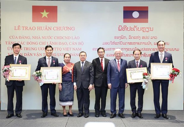 Laos honours leaders of Vietnam Fatherland Front, Mass Mobilisation Commission hinh anh 1