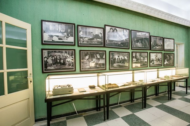 Exhibition at imperial citadel marks 48th national reunification anniversary hinh anh 1