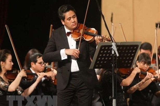 Violinist Bui Cong Duy conferred with Honorary Professor title hinh anh 1