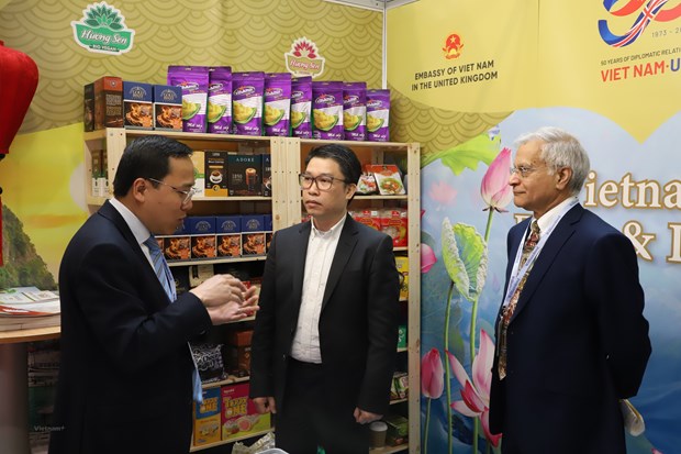 Vietnamese firms showcase products at largest food & drink expo in UK hinh anh 1