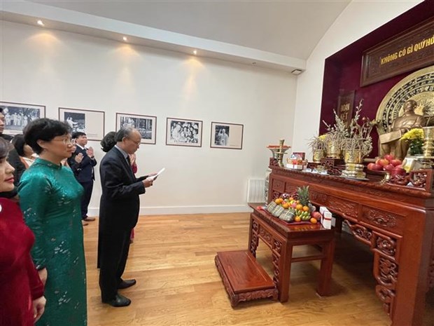 Embassy in France marks Hung Kings Commemoration Day hinh anh 1