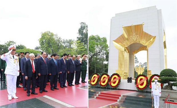 Leaders pay tribute to President Ho Chi Minh on National Reunification Day hinh anh 1