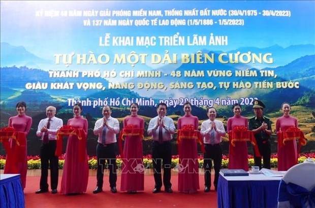 HCM City holds photo exhibition on National Reunification Day hinh anh 1