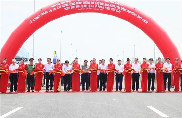 Two sections of eastern North - South Expressway open to traffic hinh anh 1
