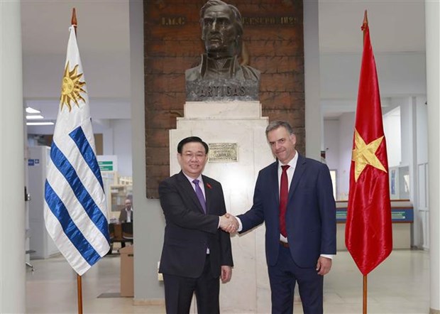 NA Chairman Vuong Dinh Hue receives Uruguay’s Canelones governor hinh anh 1
