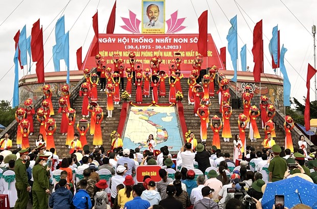 Quang Tri: Flag-raising ceremony marks National Reunification Day hinh anh 1