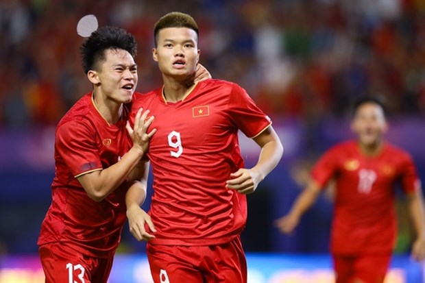 Vietnamese U22 men's football team begin SEA Games title defence with victory hinh anh 1