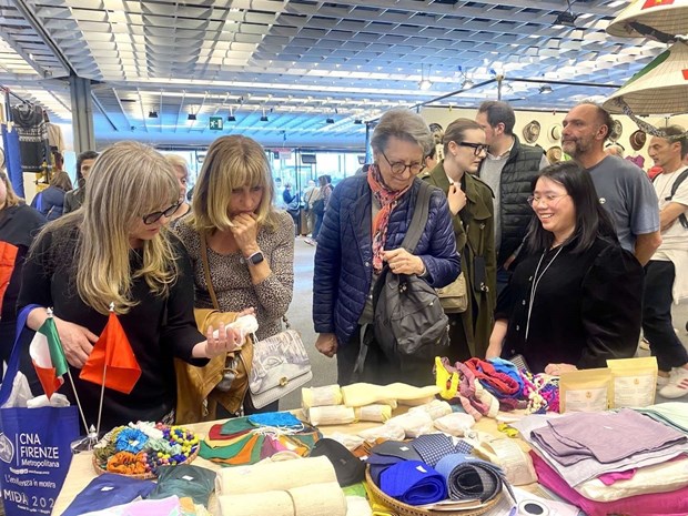 Vietnamese handicrafts promoted in Italy hinh anh 1