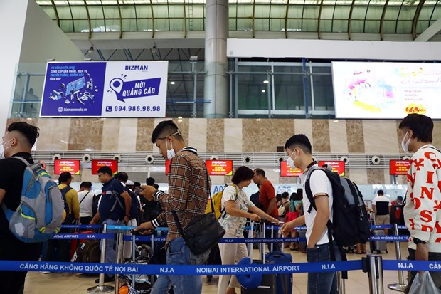 Int’l flights, passengers via Noi Bai airport surge during five-day holidays hinh anh 1