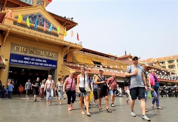 Vietnamese localities see surges in tourist numbers during five-day holidays hinh anh 1