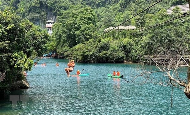Vietnamese localities see surges in tourist numbers during five-day holidays hinh anh 2