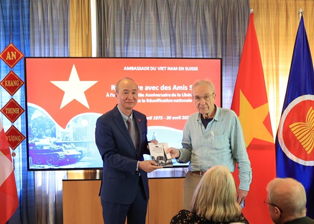Embassy meets Swiss friends advocating peace for Vietnam hinh anh 1