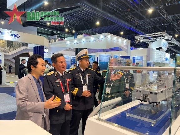 Vietnam attends International Maritime Defence Exhibition Asia 2023 hinh anh 1