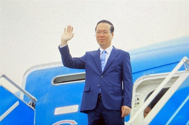 President arrives in London, beginning visit to attend coronation of King Charles III hinh anh 1