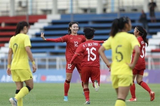 Vietnam female footballers grab 3-0 win over Malaysia at SEA Games hinh anh 1
