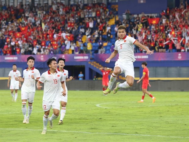 SEA Games 32: Vietnam men's football team defeat Singapore hinh anh 1