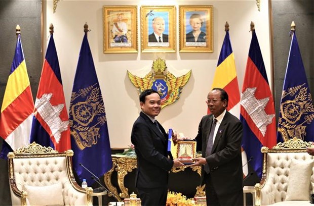 Vietnamese, Cambodian Deputy PMs meet ahead of SEA Games 32 opening hinh anh 1
