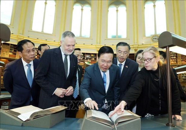 President Vo Van Thuong visits British Museum hinh anh 1
