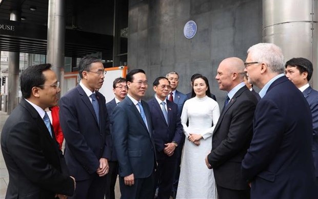 State leader commemorates late President Ho Chi Minh in London hinh anh 1