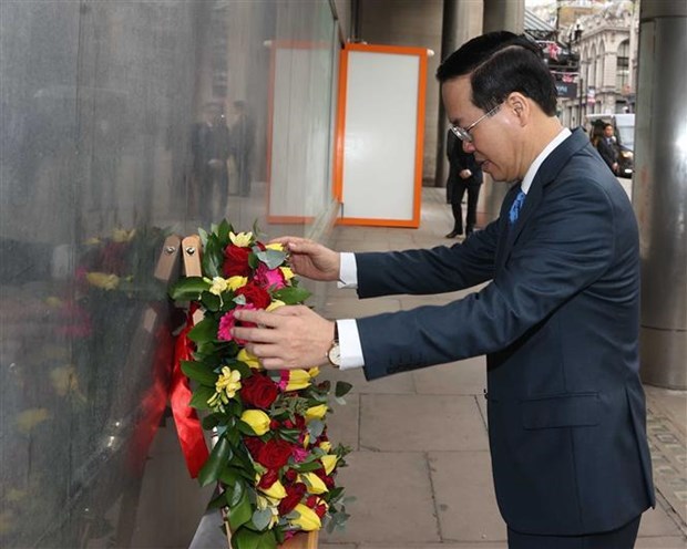 State leader commemorates late President Ho Chi Minh in London hinh anh 2