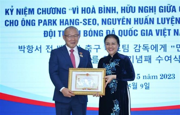Coach Park Hang-seo awarded VUFO’s friendship insignia hinh anh 1