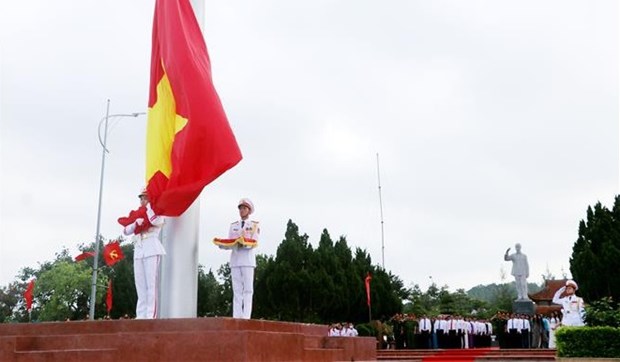 National flag raised on Co To island to mark late leader’s trip hinh anh 1