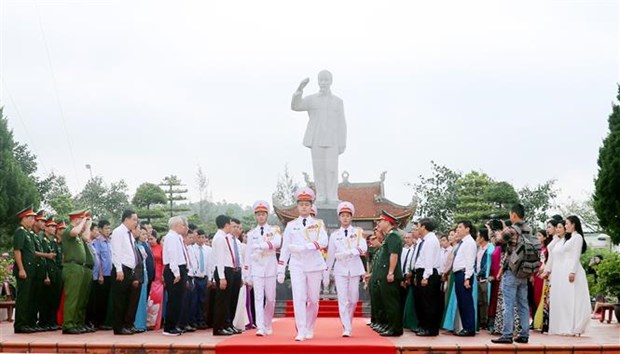 National flag raised on Co To island to mark late leader’s trip hinh anh 2