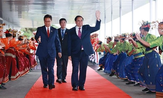 Prime Minister arrives in Indonesia for 42nd ASEAN Summit hinh anh 1