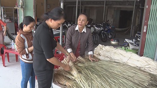 Tien Giang seeks ways to boost its handicraft products for export hinh anh 1