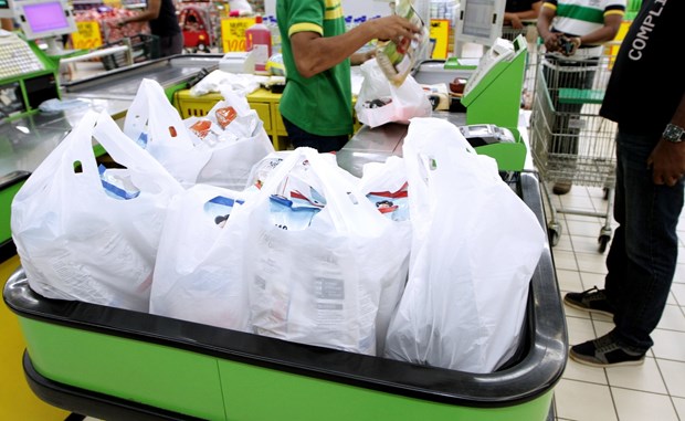 Malaysia to ban plastic bags by 2025 hinh anh 1