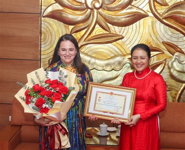 UN Women Representative in Vietnam awarded friendship insignia hinh anh 1