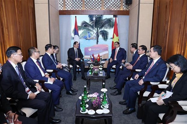 PMs agree on coordination to fruitfully implement Vietnam - Laos deals hinh anh 2