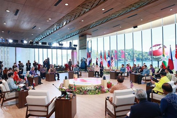 PM attends ASEAN Summit’s retreat, concludes working trip hinh anh 2