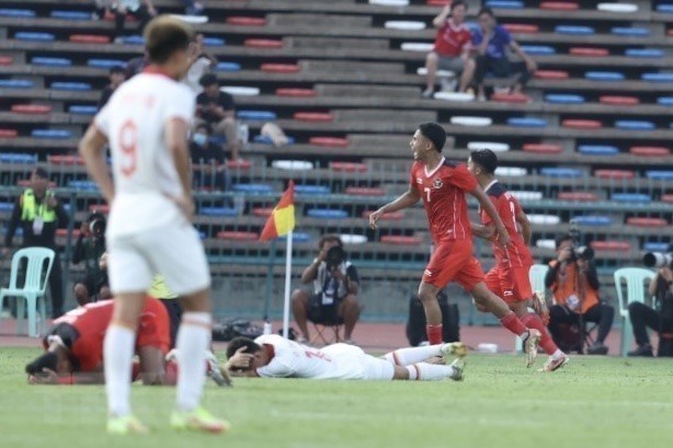 U22 Vietnam lose 2-3 to U22 Indonesia in men’s football semifinal of SEA Games 32 hinh anh 1