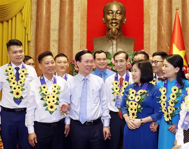 State leader meets outstanding workers in following President Ho Chi Minh’s example hinh anh 1