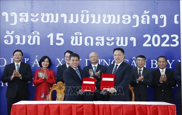 Vietnam hands over Nong Khang airport to Laos hinh anh 1