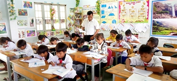 Village teacher helps ethnic students keep going to school hinh anh 1