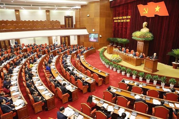 13th Party Central Committee convenes mid-term meeting hinh anh 1