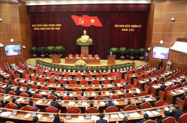 Party Central Committee scrutinises reports on third working day of mid-term meeting hinh anh 1