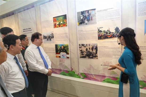 Exhibition honours simple, ordinary but noble figures hinh anh 1