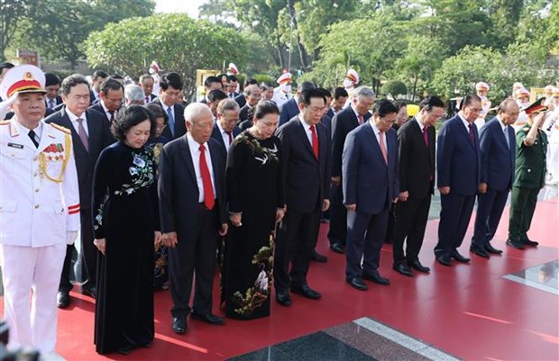 Party, State leaders pay tribute to President Ho Chi Minh on birth anniversary hinh anh 2