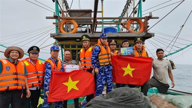 Coast Guard stands side by side with fishermen in IUU fishing combat hinh anh 1