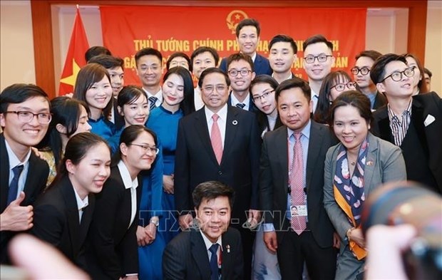 PM meets with Vietnamese community in Japan hinh anh 1