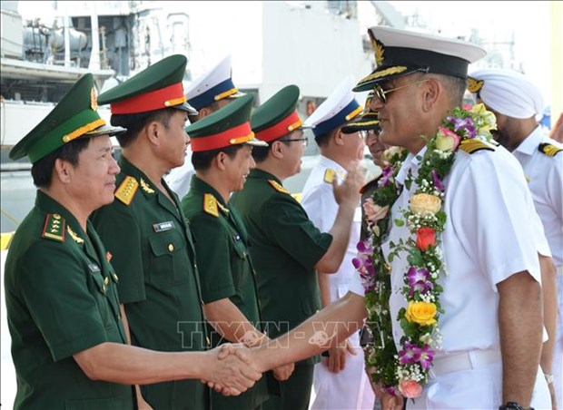 Indian Navy ships visit central Da Nang city hinh anh 1